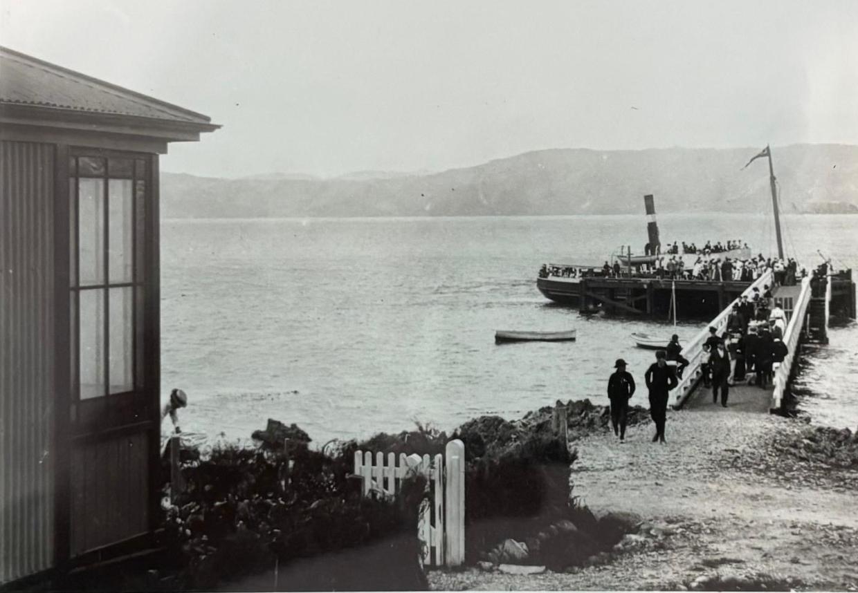 Ancient photos of people arriving in the hometown of the house. 