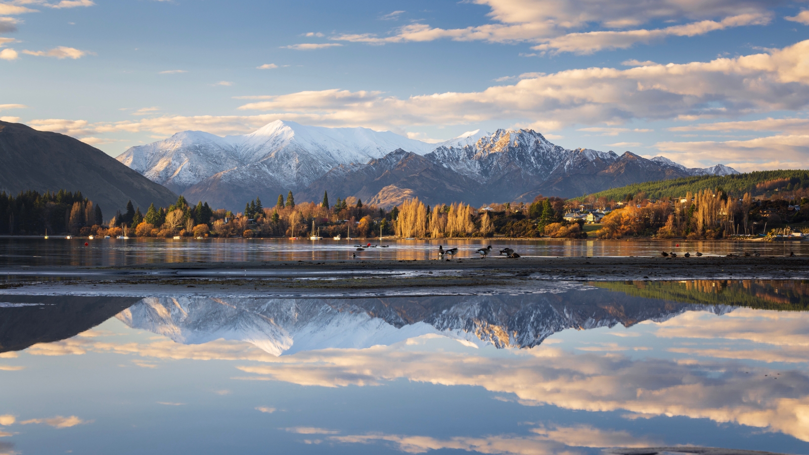 Wanaka and lake mountains reflecting. 