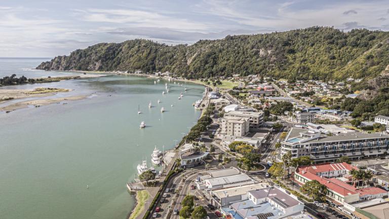 Kawerau is just 30 minutes drive from the much-bigger economy of Whakatāne, where many residents work. 