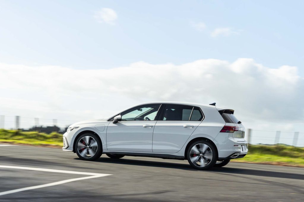 VW-Golf-GTE-side-panning-shot