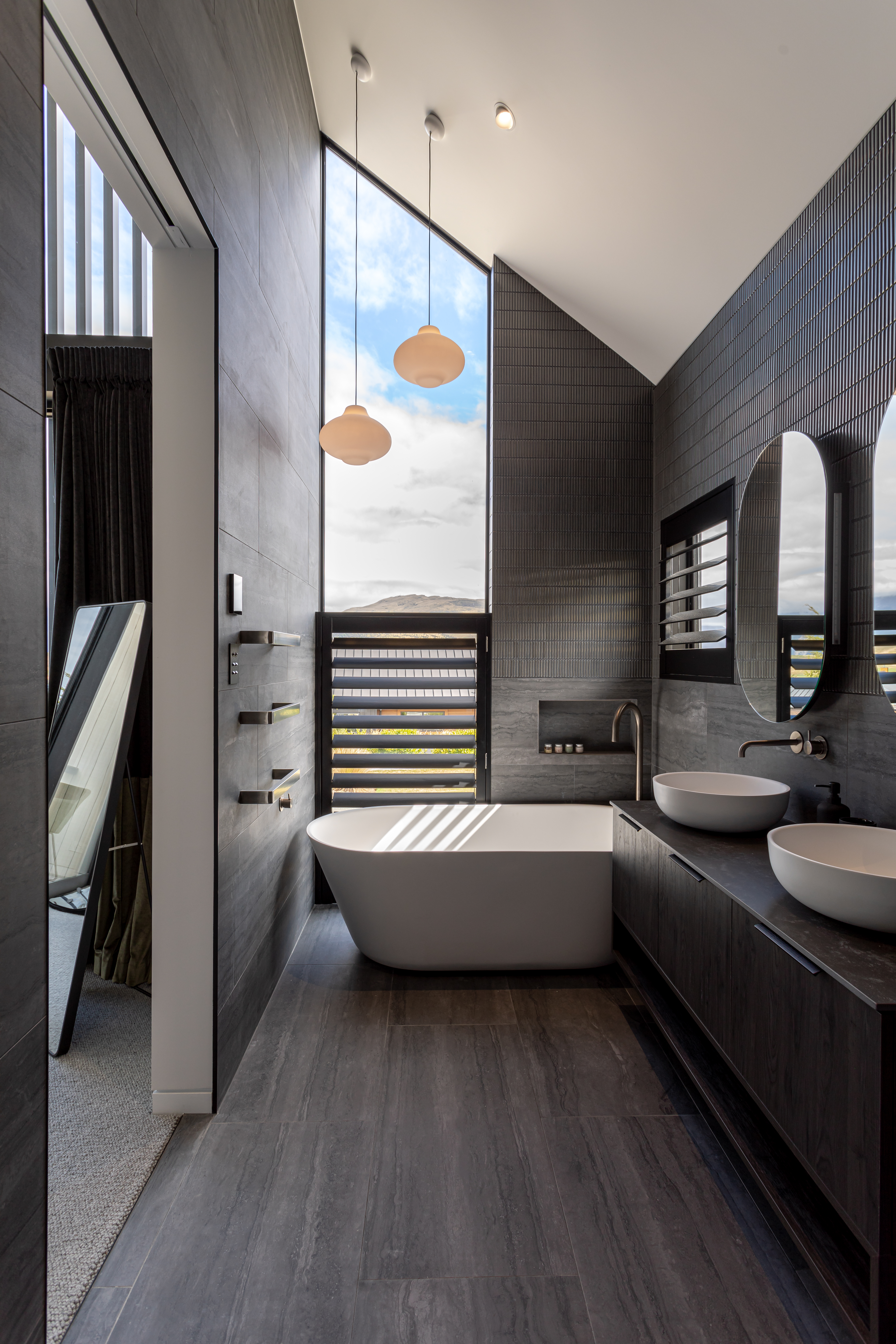 A clever ensuite design by Ben Hudson Architects. Image: John Williams