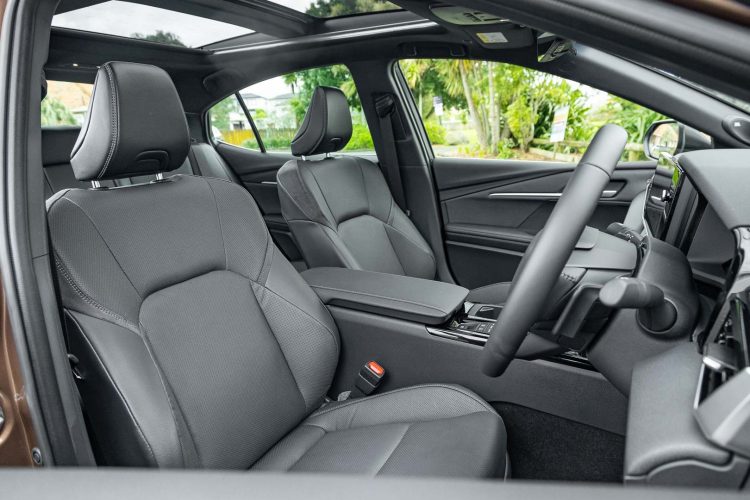  Toyota-Camry-Hybrid-ZR-front-seats