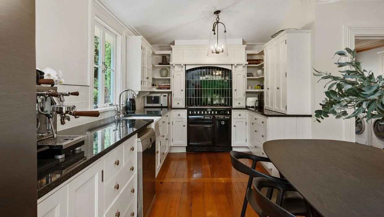 The kitchen features a Falcon oven.