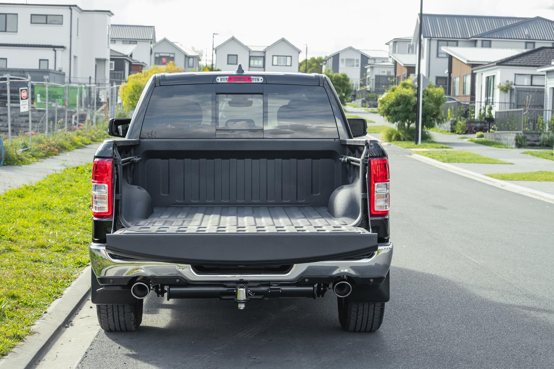 Dodge-Ram-1500-Bighorn-rear-tray