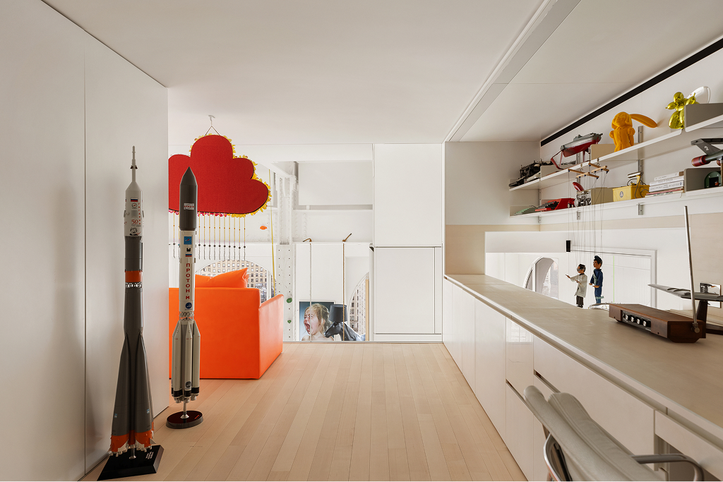 On the mezzanine level, a catwalk overlooking the lower level takes you to a study. Photo: Shannon Dupre, DD Reps 