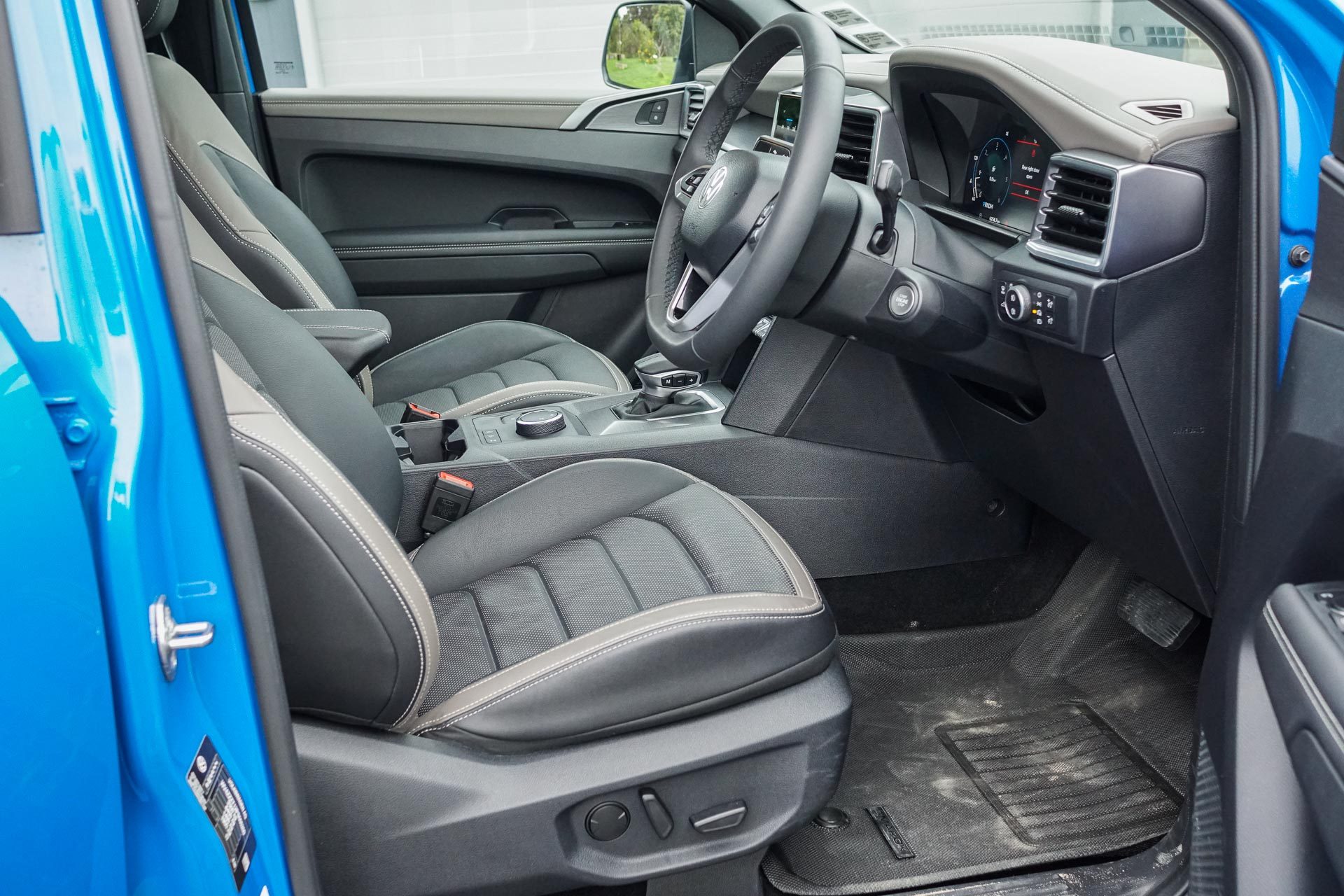 Volkswagen Amarok Aventura interior front seats