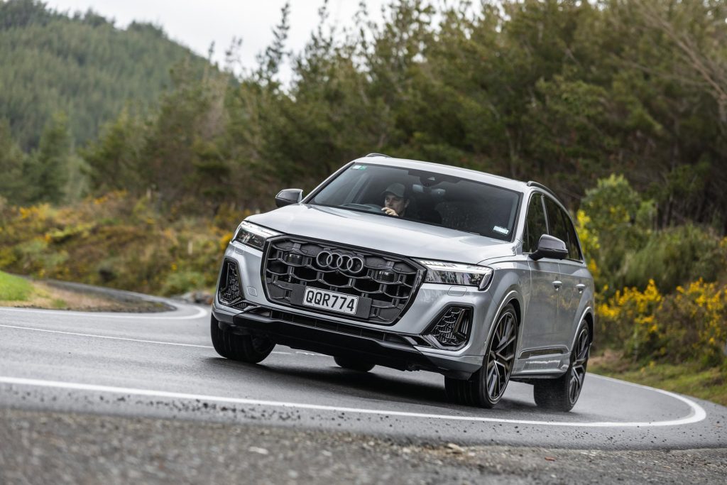 Audi-SQ7-TFSI-front-cornering-shot