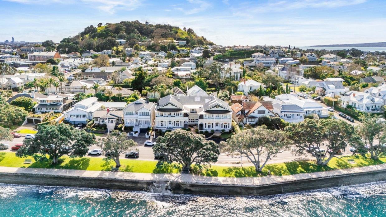 Elizabeth House is notable for its dramatic symmetry and large size, as well as its history as a naval hostel for Wrens during and following WWII. It is now home to six luxury apartments.
