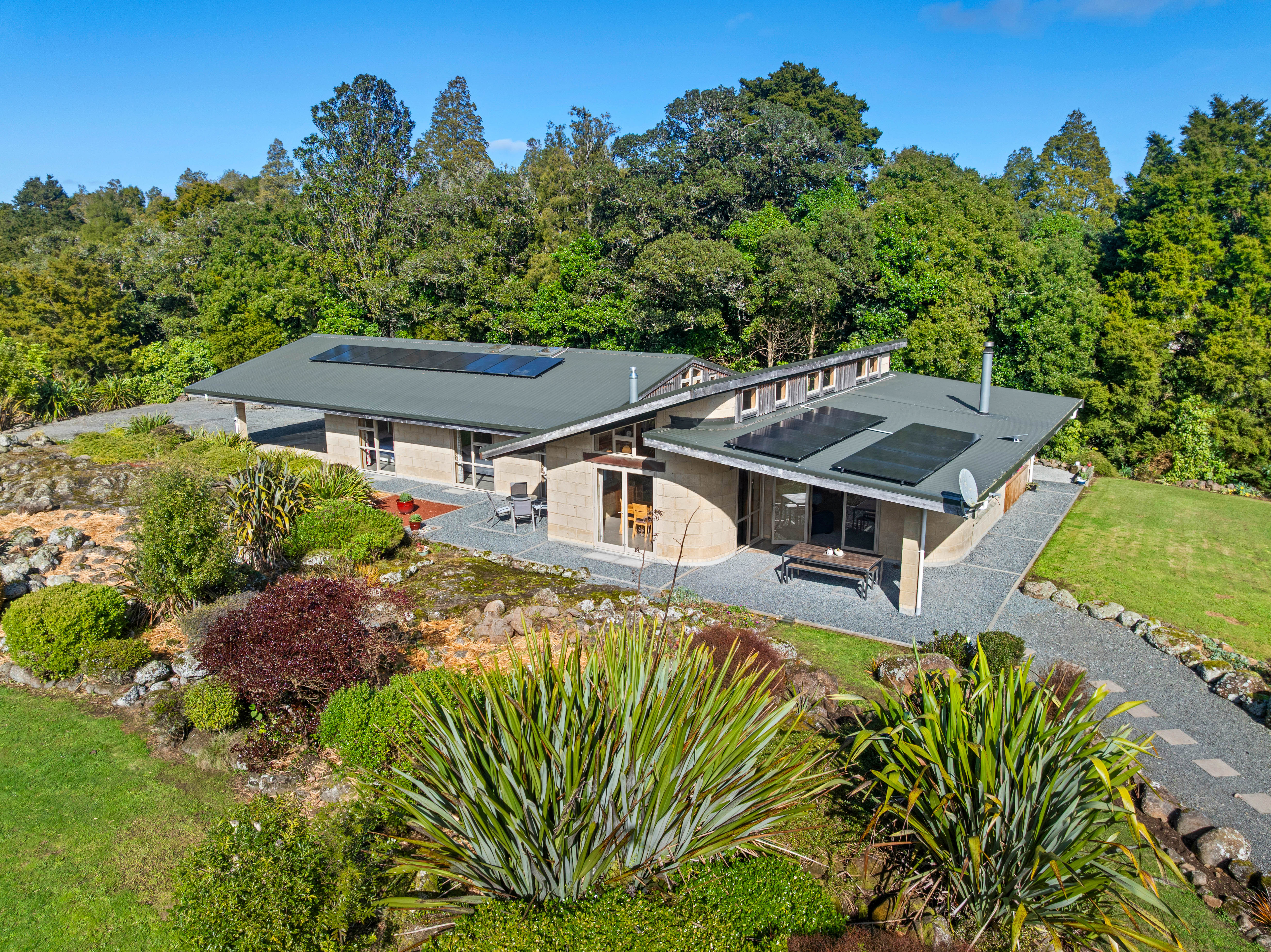The result is a masterclass in sustainable architecture that combines raw natural craftsmanship with modern efficiency.