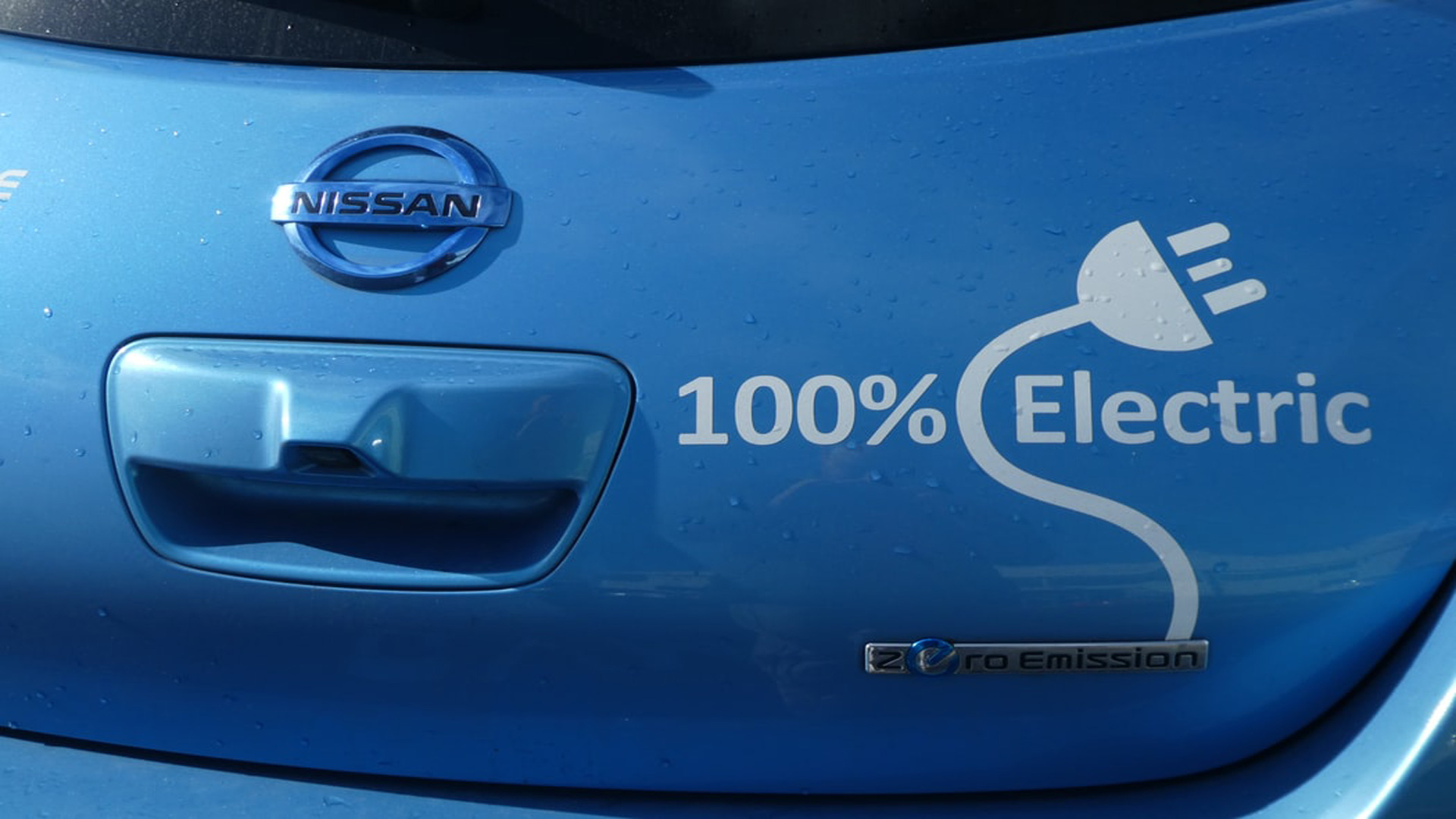 Nissan Leaf in blue