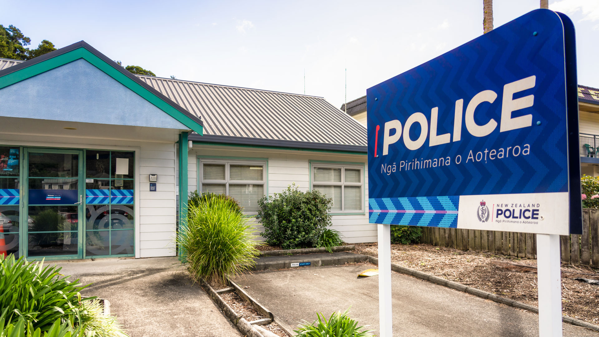 A police station in Aotearoa New Zealand, with a sign outside saying Police and  Ngā Pirihimana o Aotearoa