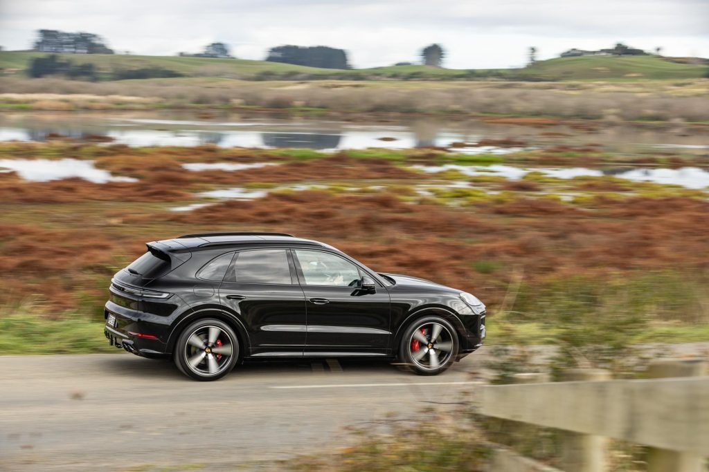 Porsche-Cayenne-GTS-side-panning