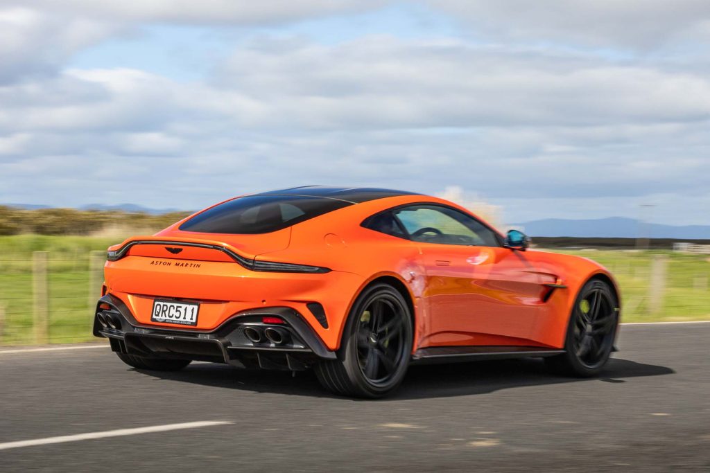 Aston-Martin-Vantage-2024-close-cornering