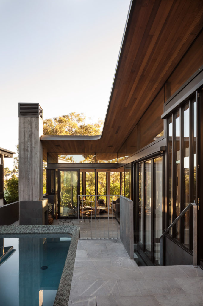 Pool with external house in frame