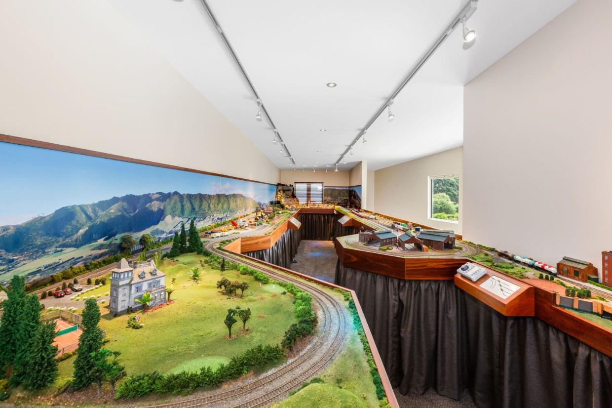 Impressive train room