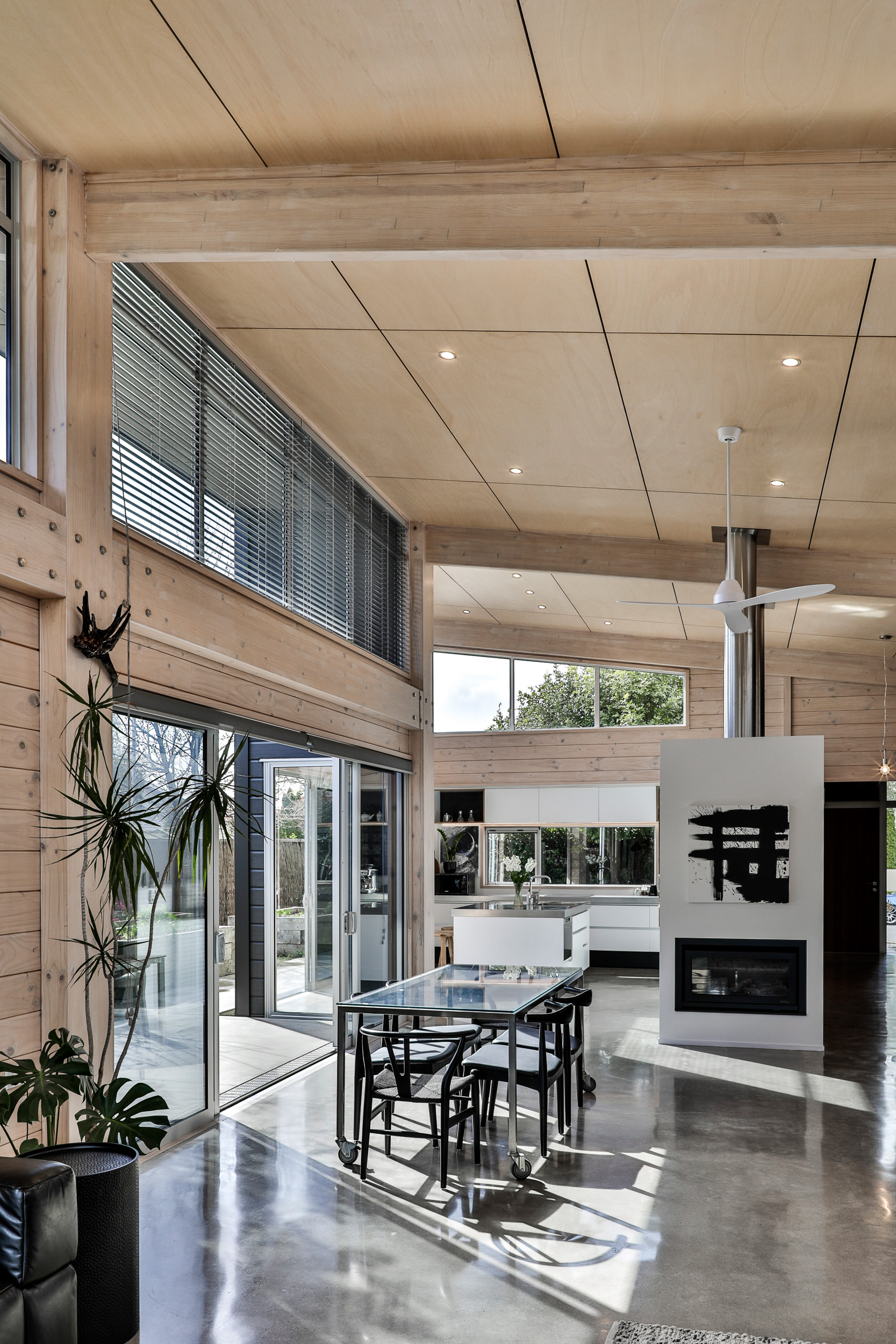 The options are endless when it comes to modern looks for Lockwood homes. Here, a polished concrete floor, clerestory windows and a monochromatic colour palette create a striking bold aesthetic. 