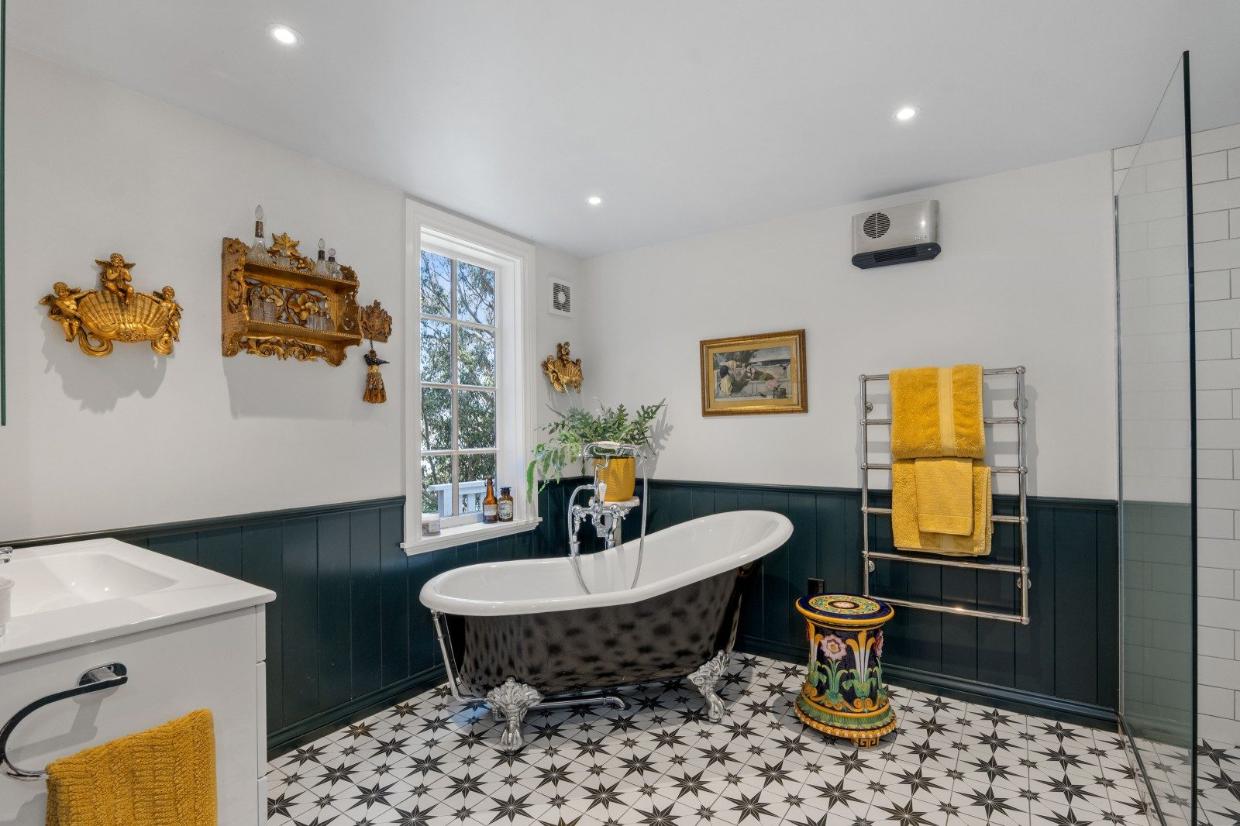 Modern style bathroom with underfloor heating. 