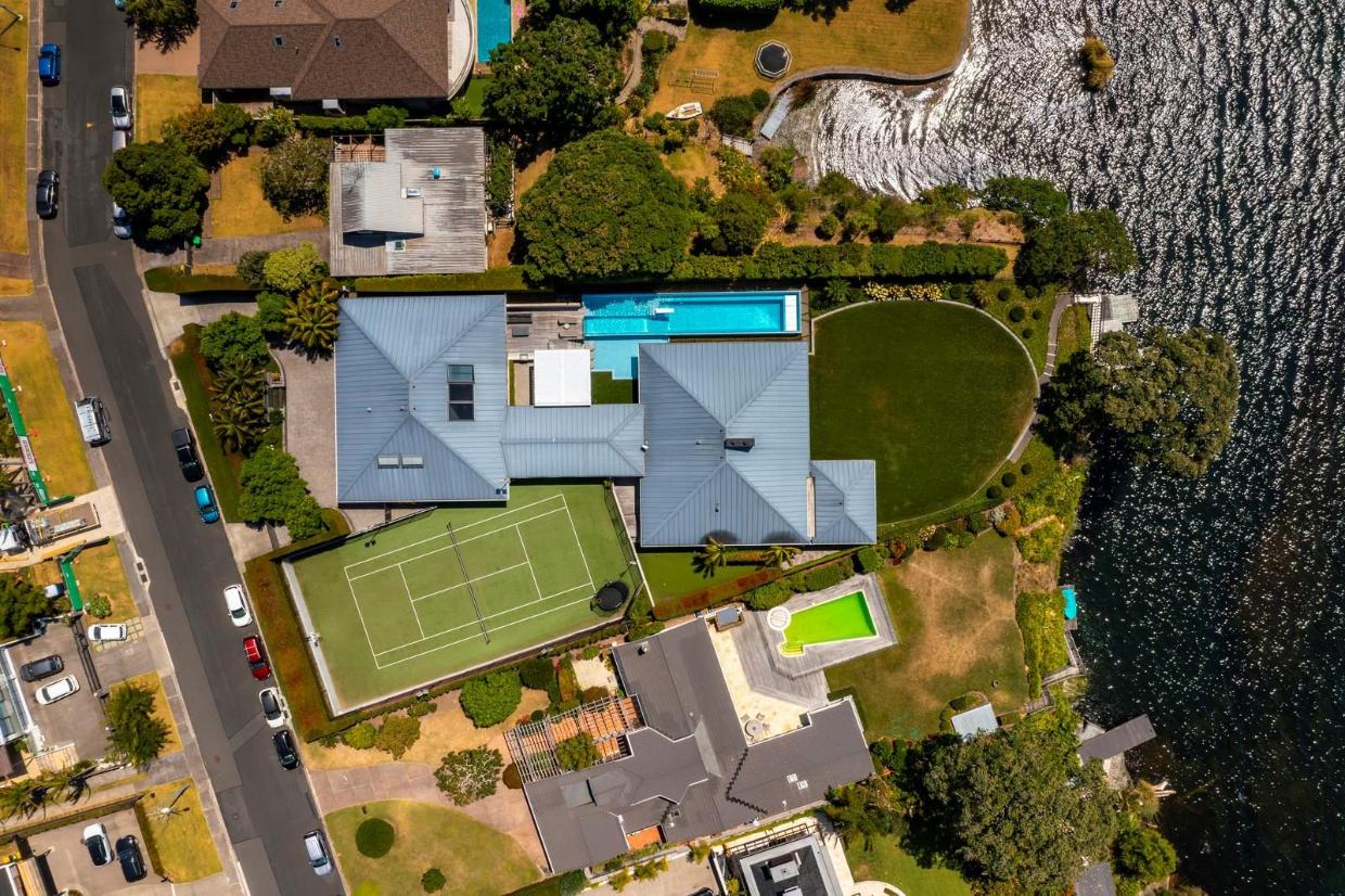 Insane overview of the property and field.