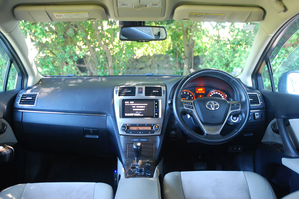 Toyota Avensis 2013 Interior