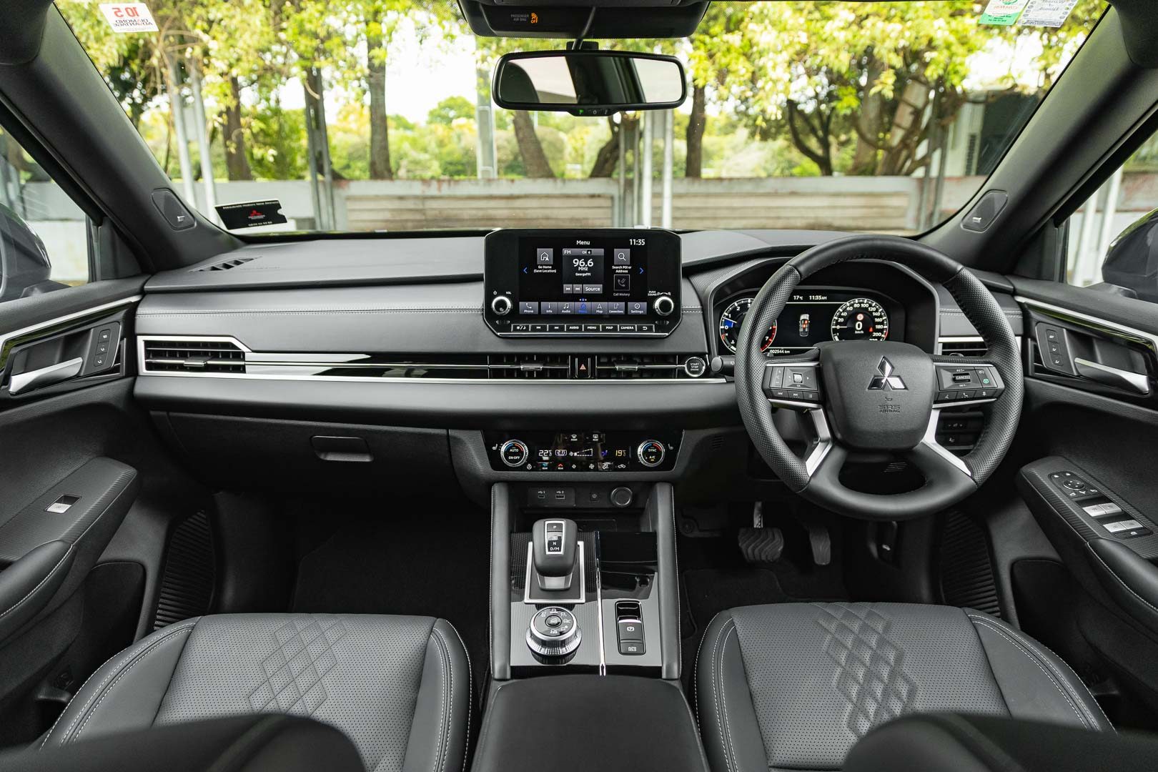 Mitsubishi Outlander interior