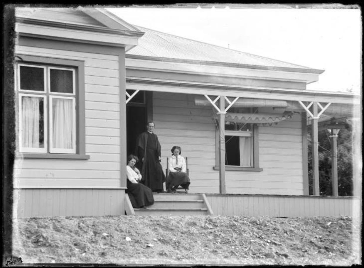 An early photo of the vicarage circa 1905. 