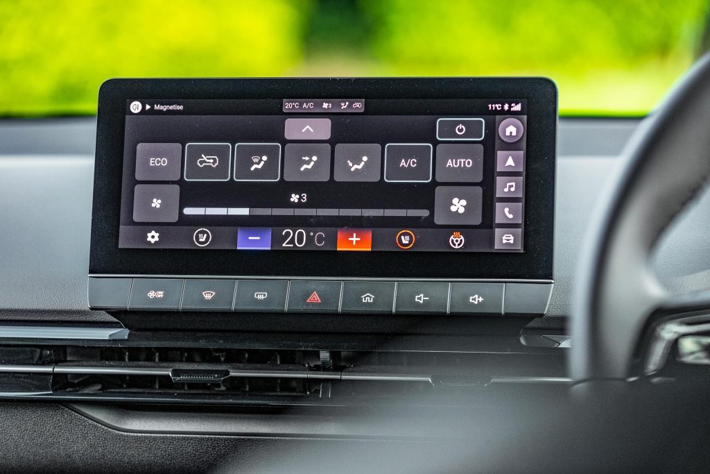 MG MG4 Essence infotainment screen