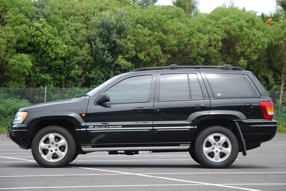 Jeep Grand Cherokee 2004 Side