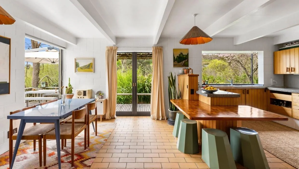 There is casual seating around the kitchen peninsula.