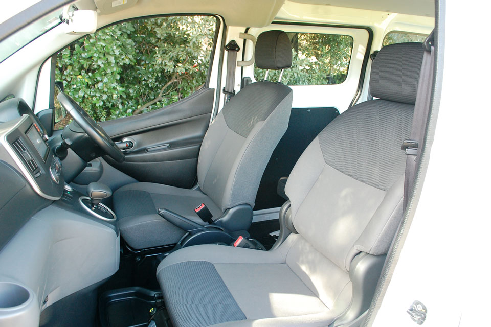 Nissan env200 2015 Front Seats