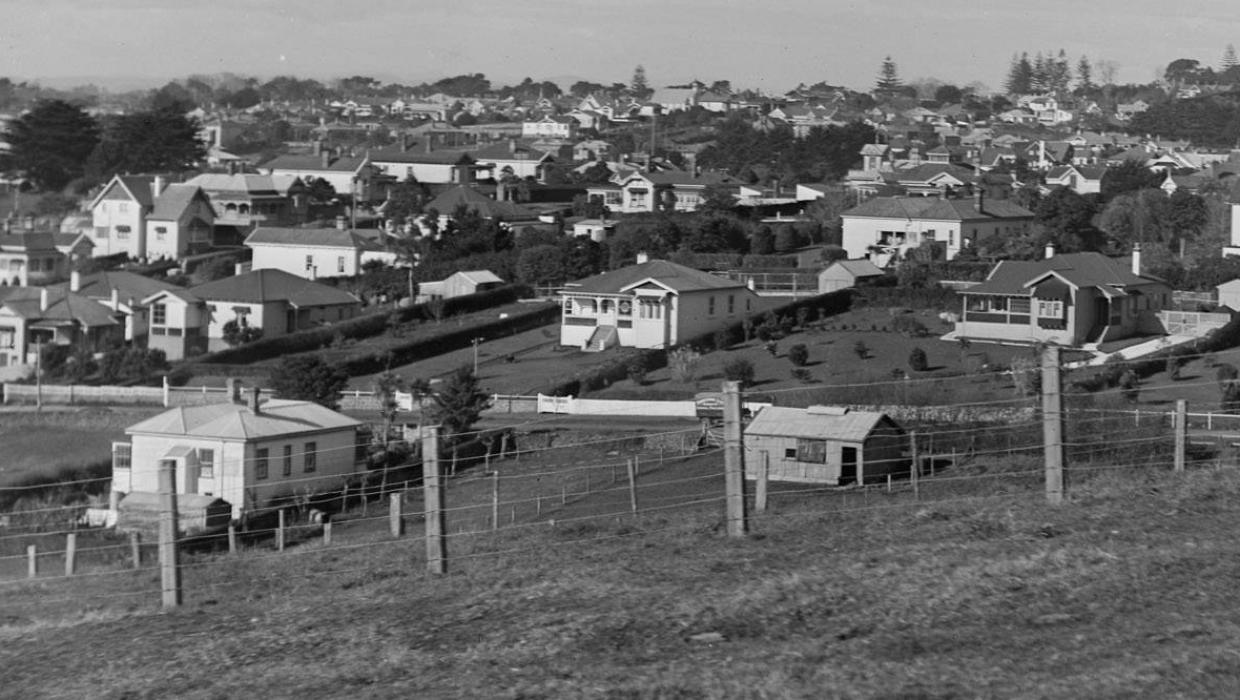 The villa (bottom left) in 1920. Photo: JAMES DOUGLAS RICHARDSON, 3 SEPTEMBER 1920. AUCKLAND LIBRARIES HERITAGE COLLECTIONS 4-04692.
