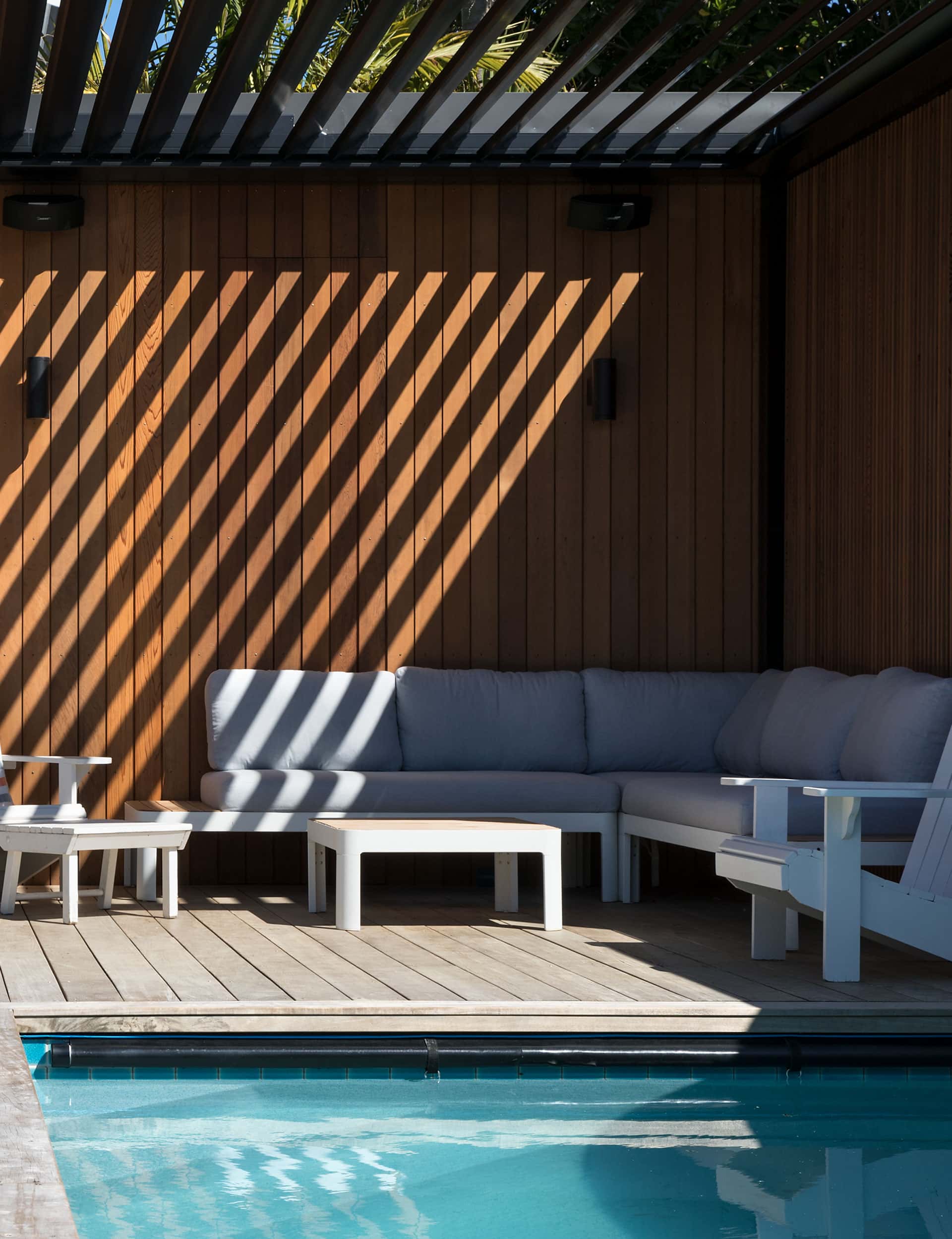 This once dated outdoor area received an elegant makeover. Now with a striking shelter, sculptural fence and outdoor speakers it’s the ultimate entertaining space. Photo: Simon Devitt