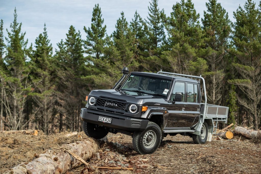 Toyota-Land-Cruiser-70-flexing-on-a-log