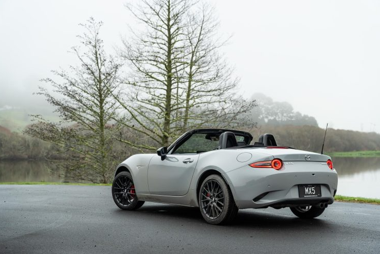 Mazda MX5 side view static