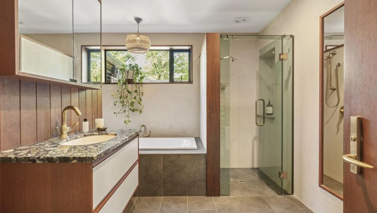 The Mid-century styling continues in the bathroom