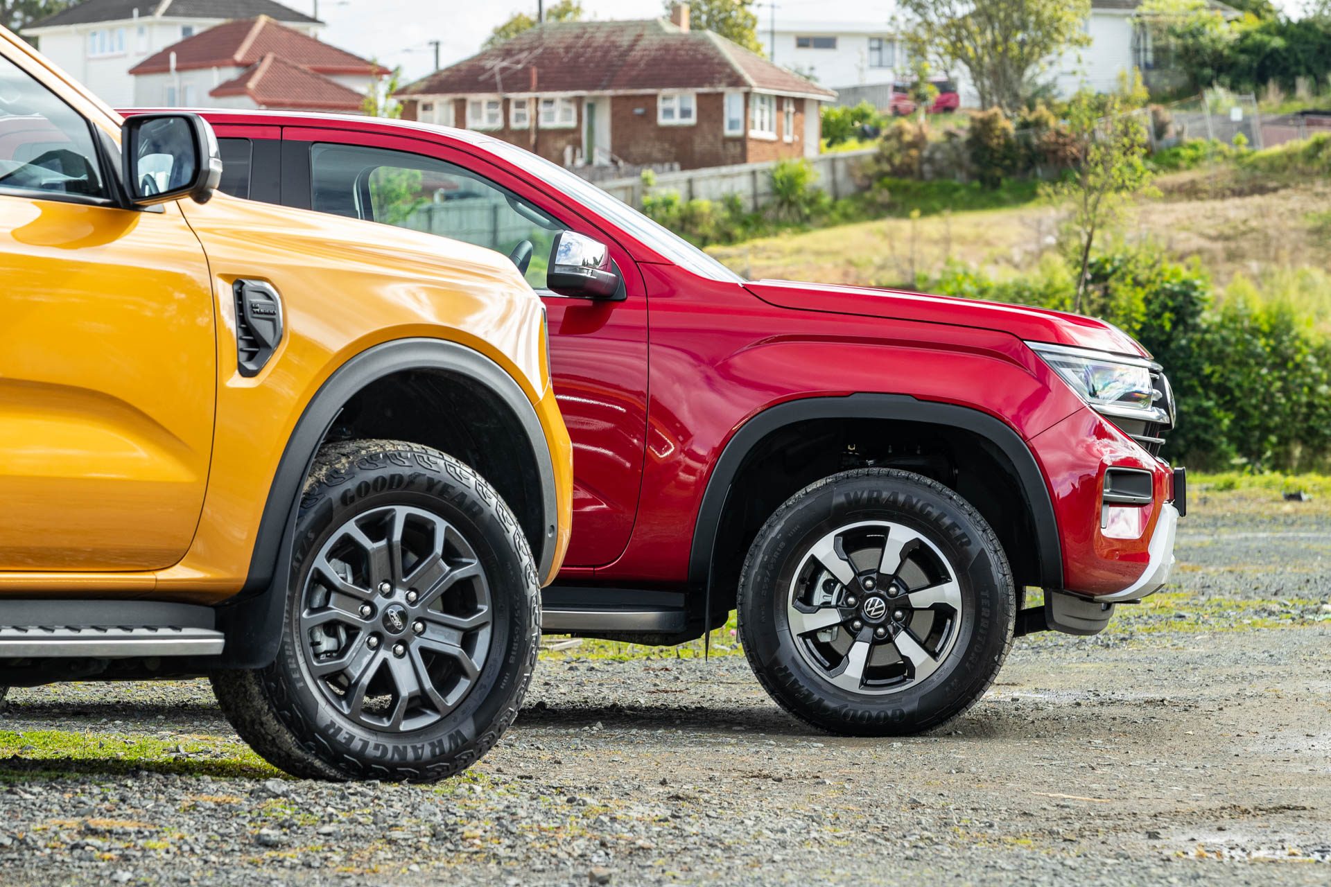 Ford Ranger Wildtrak vs VW Amarok side shot