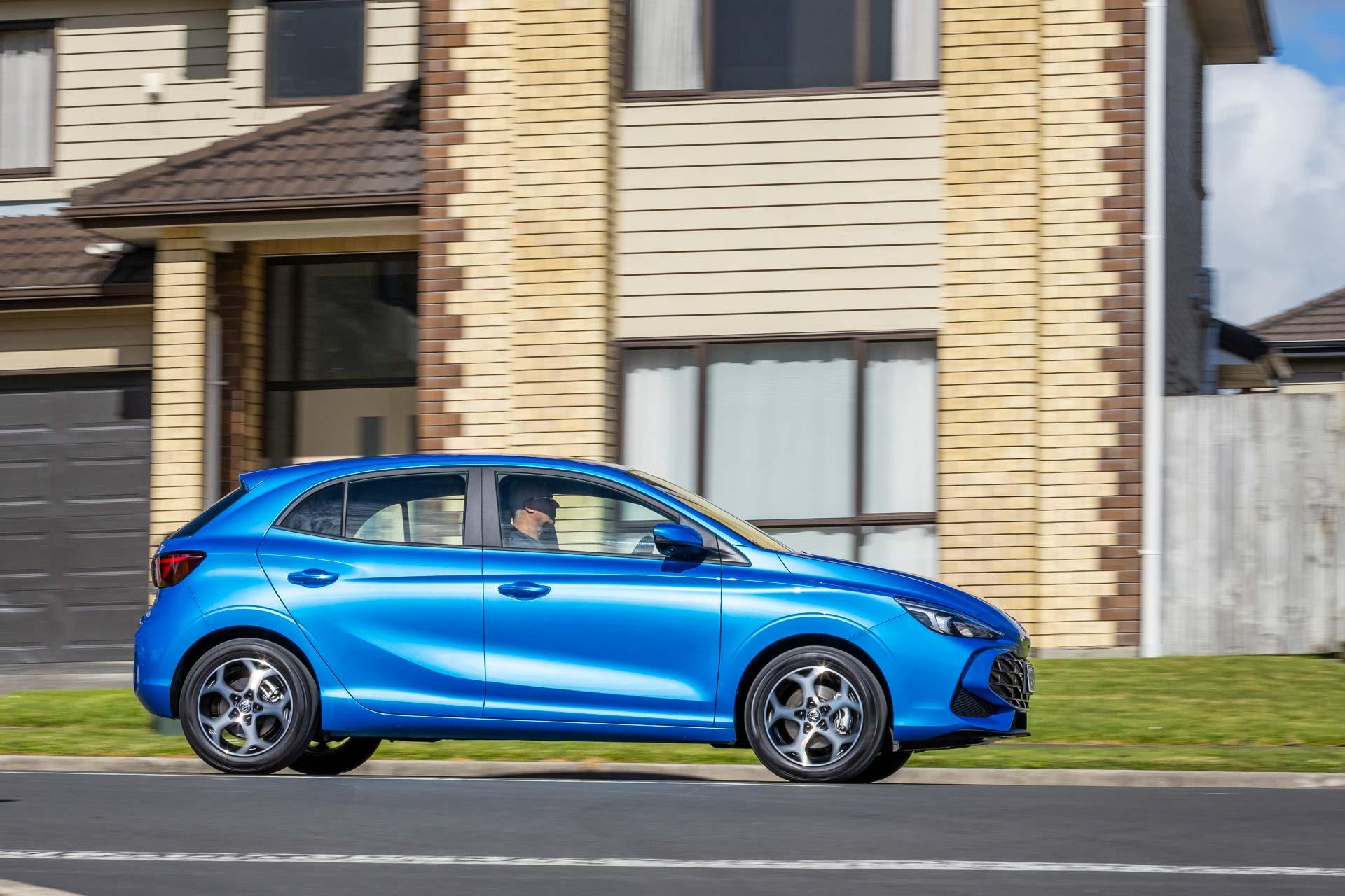 MG3-Hybrid-Essence-side-panning