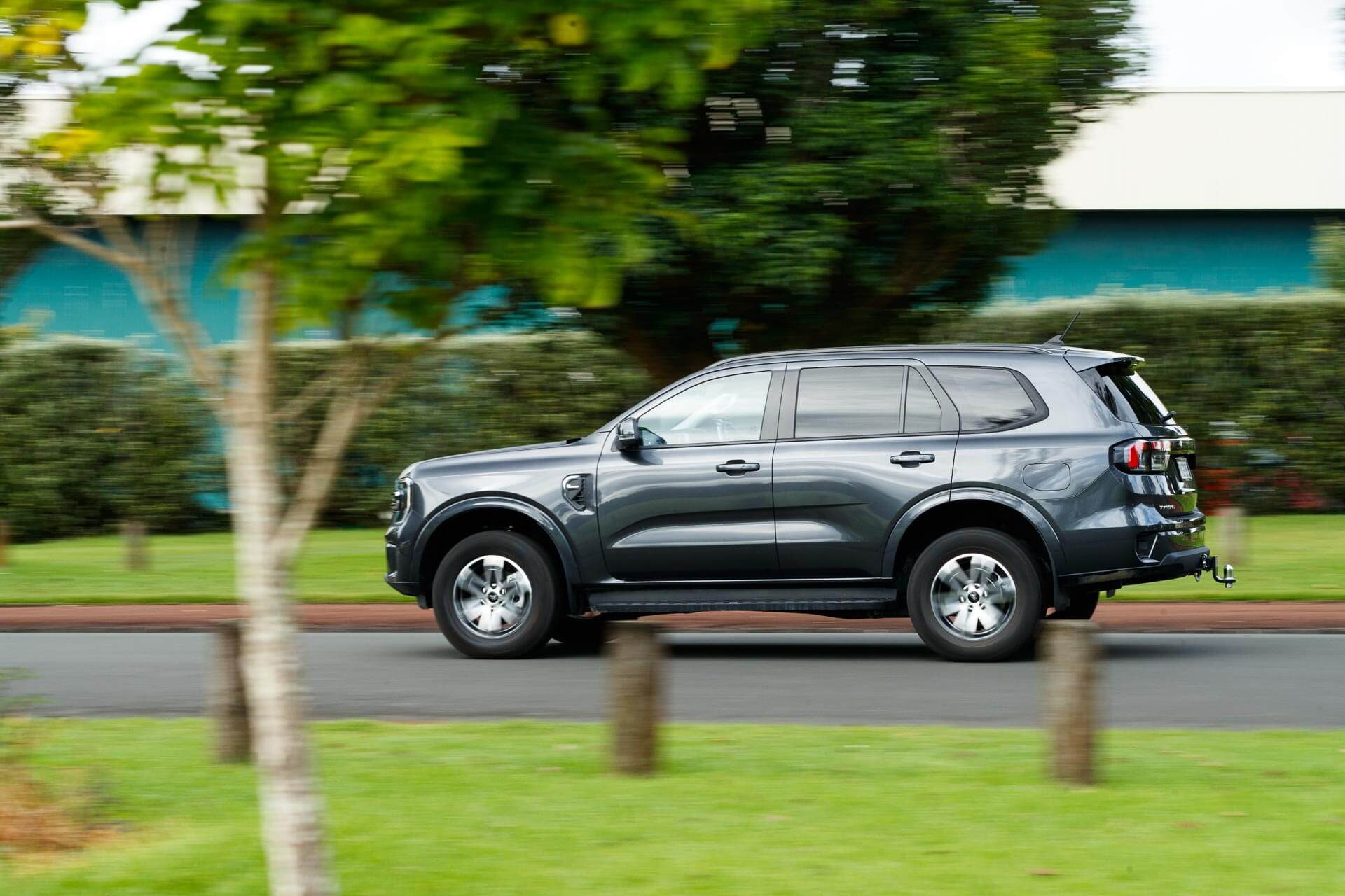 Ford Everest Trend side