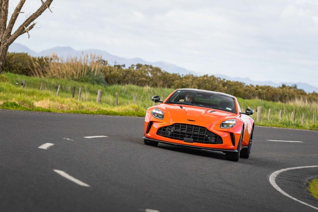 Aston-Martin-Vantage-2024-cornering-leaning