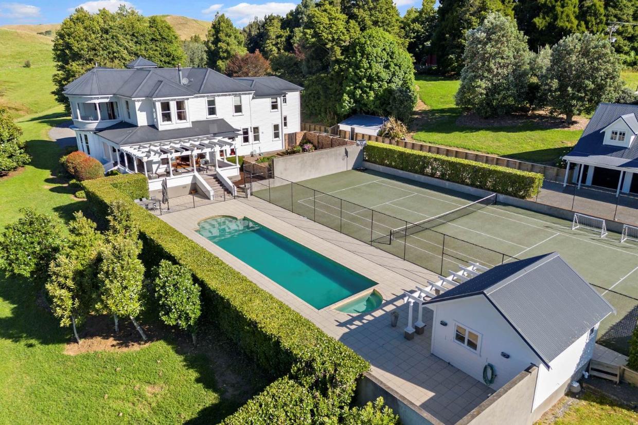 Large Victoria property with pool and tennis court 