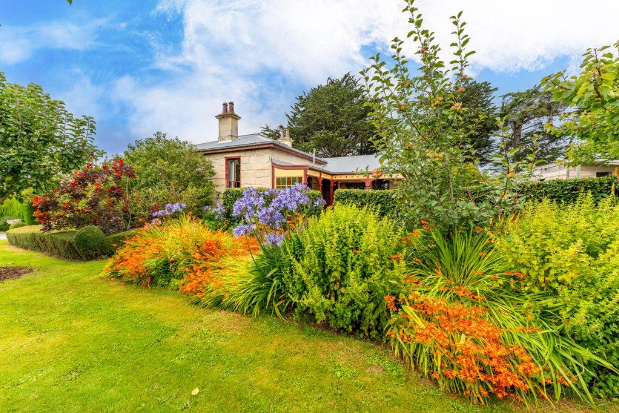 Pristine garden in Oamaru cottage