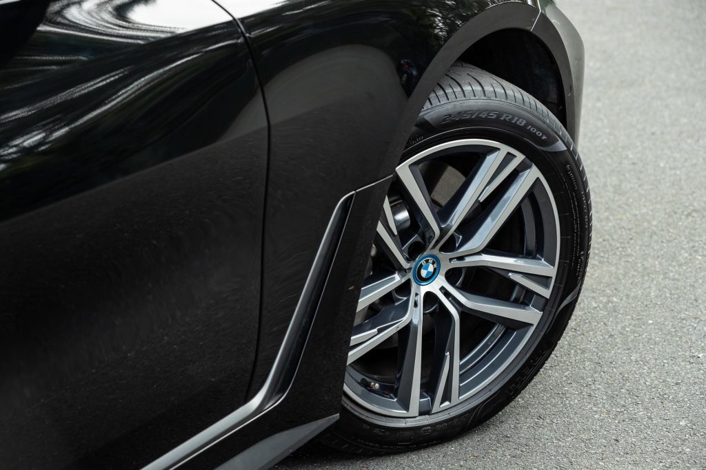 BMW-i4-eDrive35-wheel-detail