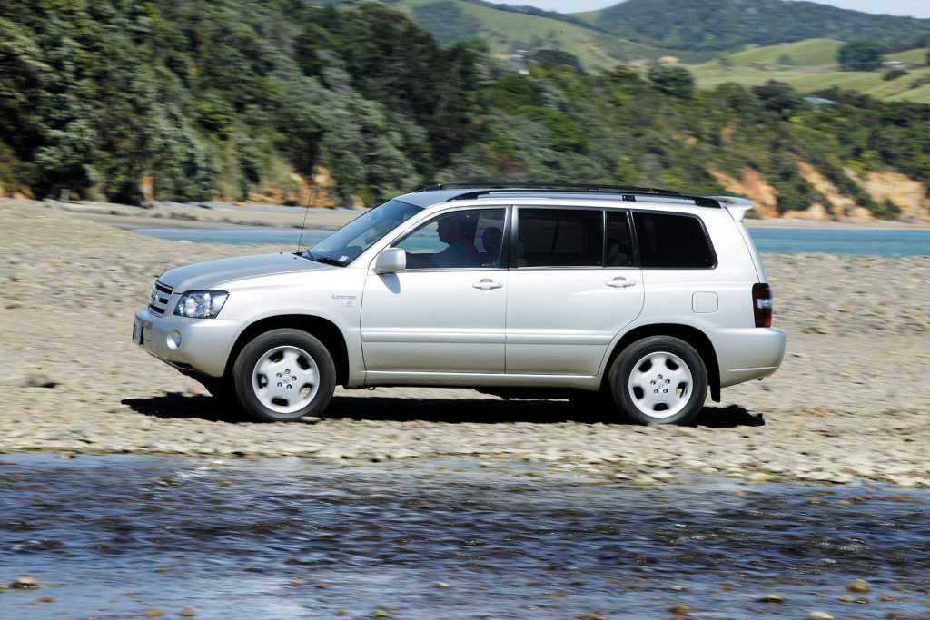 Toyota Highlander vs Subaru Outback 011