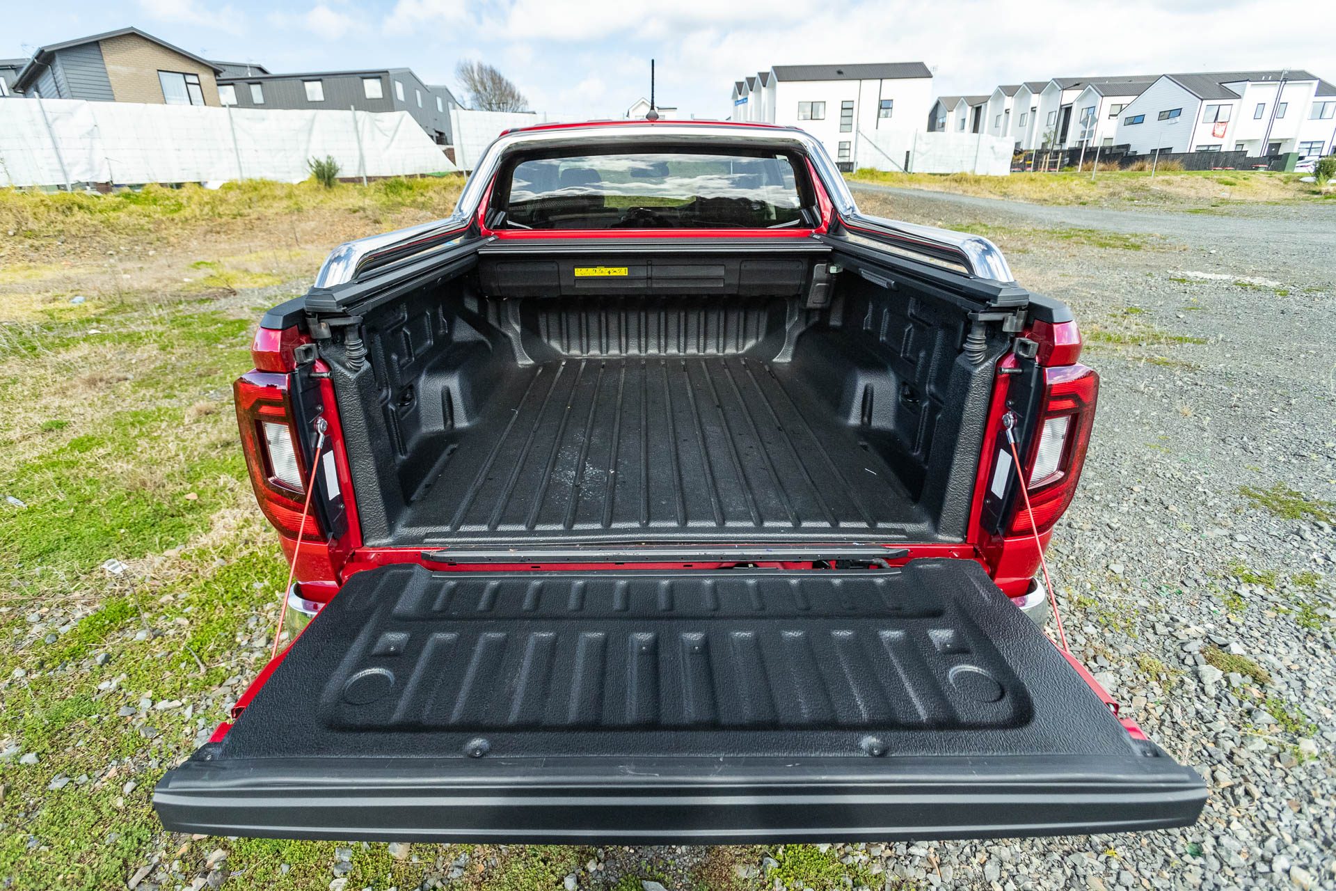 VW Amarok tray space