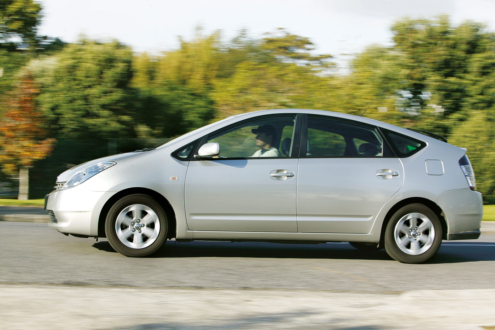 Toyota-Prius-side-action