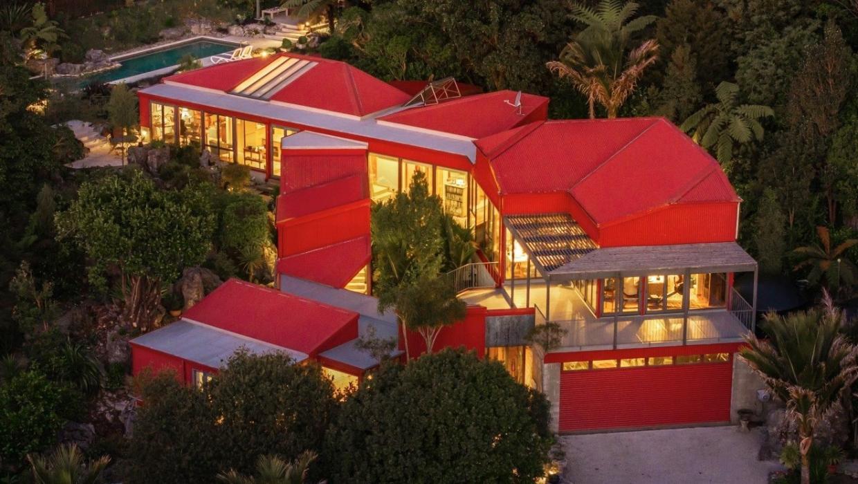 The other key feature of this site in Golden Bay is the Takaka limestone, which has been incorporated into the house.