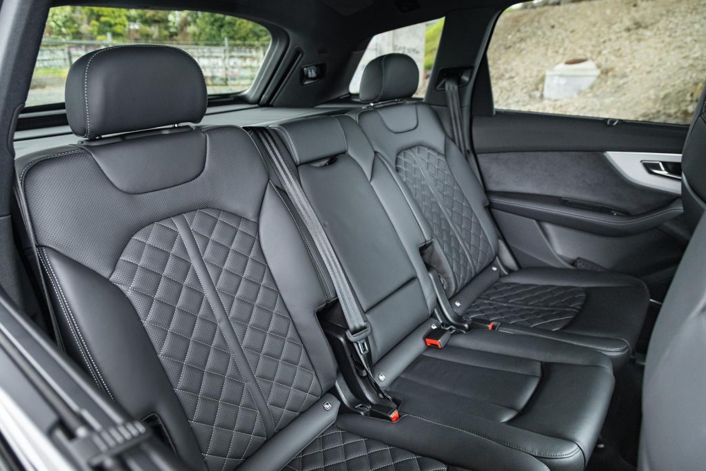 Audi-SQ7-TFSI-middle-seat-row-space