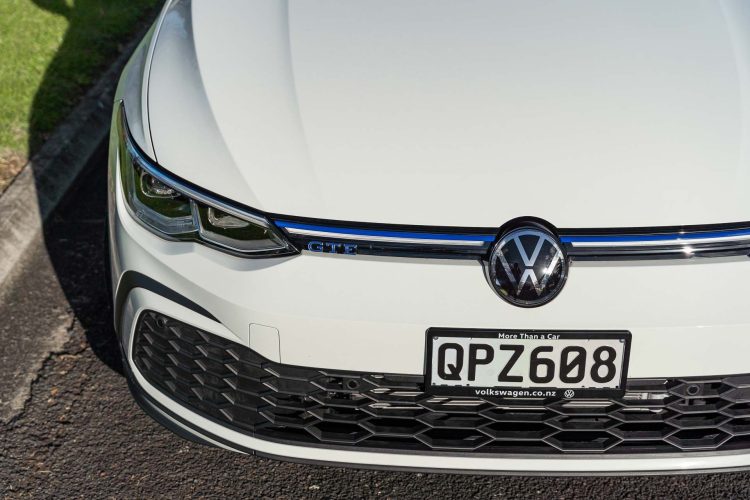 VW-Golf-GTE-front-headlight-and-grille