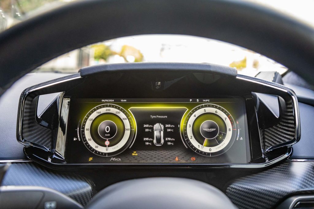 Aston-Martin-Vantage-2024-tachometer