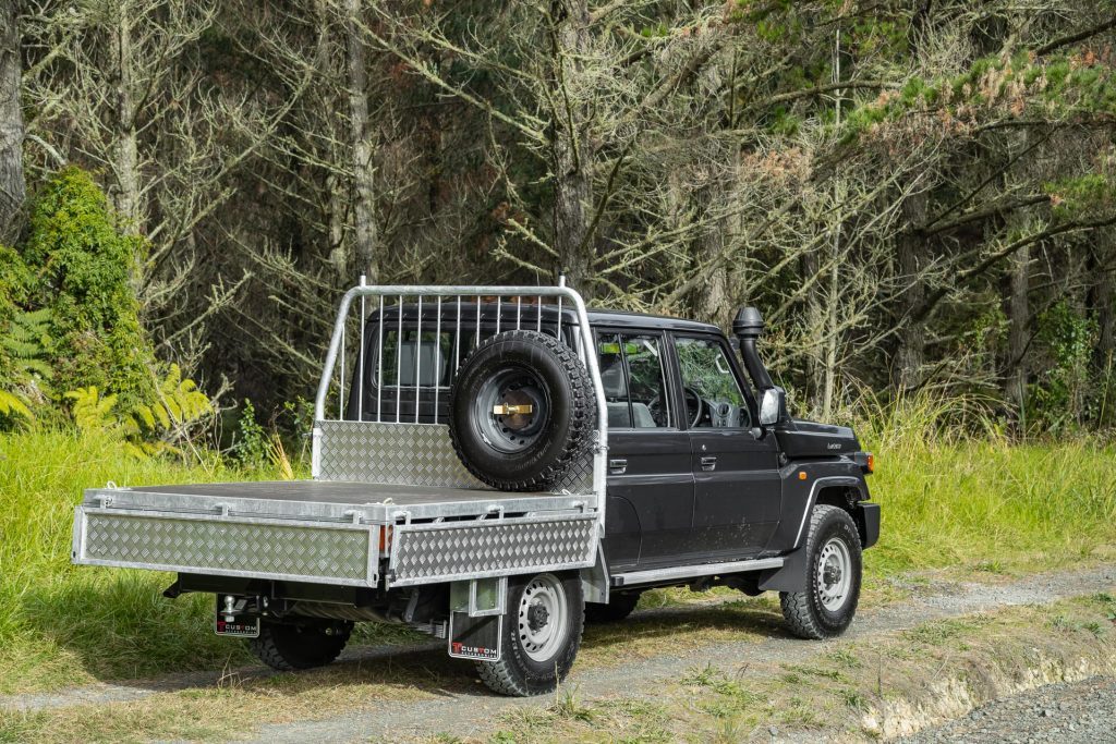 Toyota-Land-Cruiser-70-rear-tray