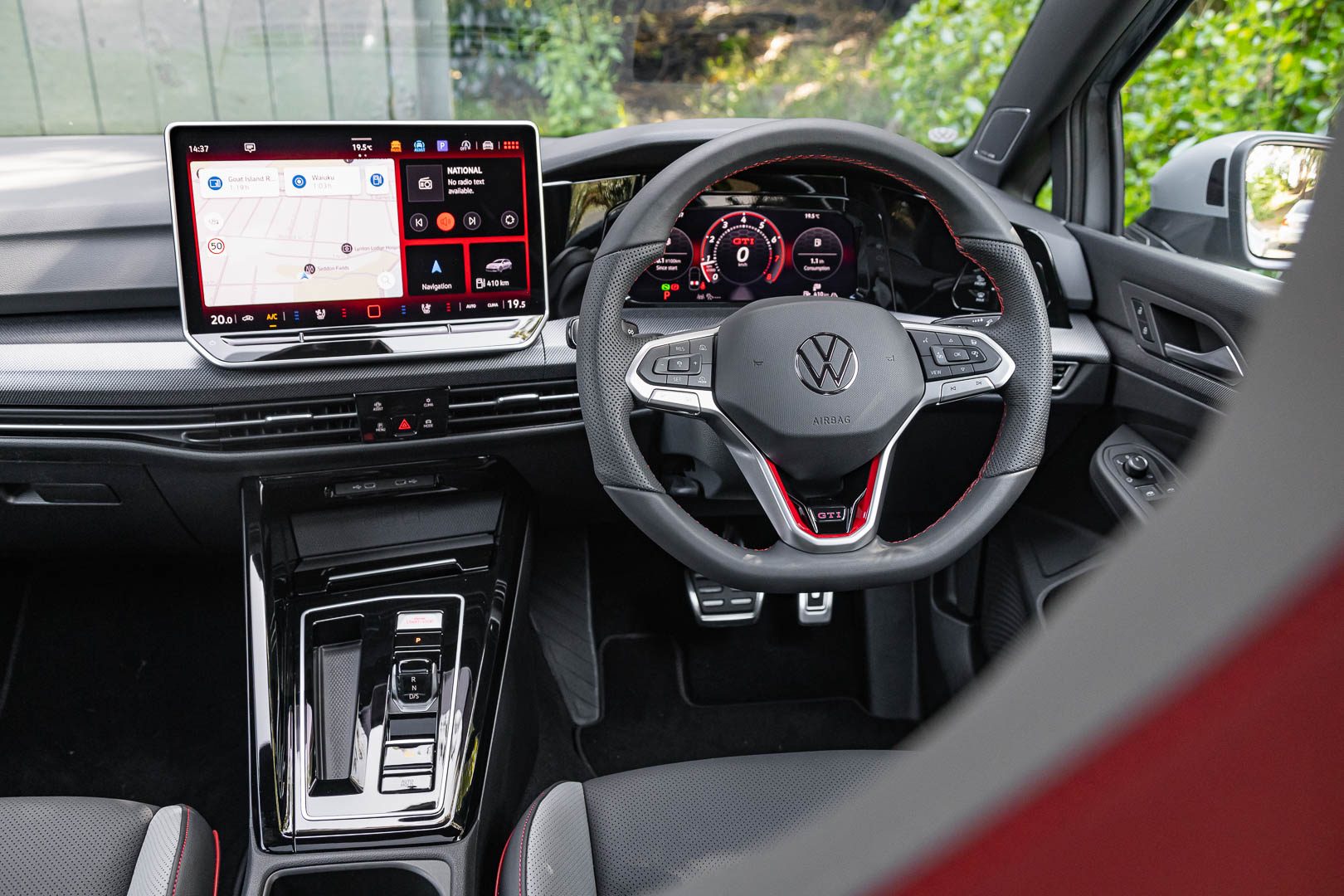 Volkswagen-Golf-GTI-front-dash